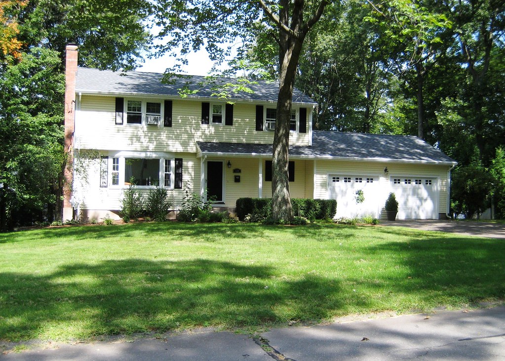 Established colonial home just outside Detroit in Warren, Michigan